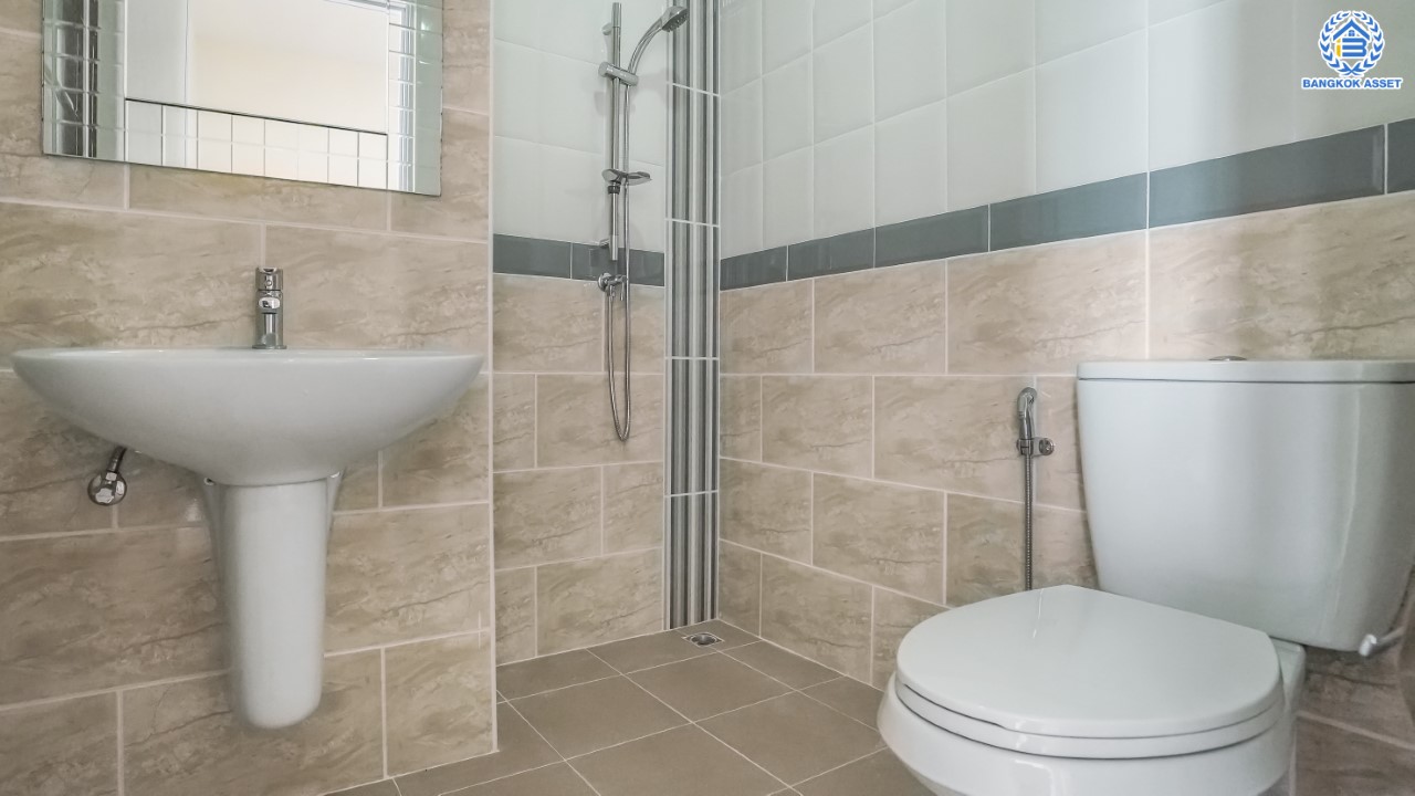 ทาวน์เฮ้าส์มือสองนนทบุรี ม.โกลเด้นทาวน์ ปิ่นเกล้า-จรัญฯ 3 ชั้น เนื้อที่ 22.6 ตร.ว. ฟังก์ชัน 5 ห้องนอน 4 ห้องน้ำ จอดรถได้ 2 คัน บนทำเลเชื่อมต่อหลายเส้นทาง ใกล้ทางด่วน "ศรีรัช" รถไฟฟ้าสายสีแดงอ่อน "สถานีบางบำหรุ" และ รถไฟฟ้าสายสีน้ำเงิน "สถานีบางอ้อ"